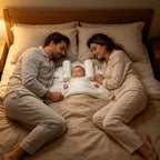 Cojín de apoyo para bebés ergonómico con dos refuerzos laterales ajustables.