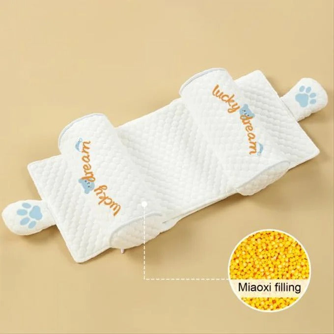 Cojín de apoyo para bebés ergonómico con dos refuerzos laterales ajustables.